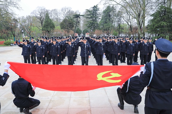 市公安局举行清明集中祭奠英烈活动2.jpg