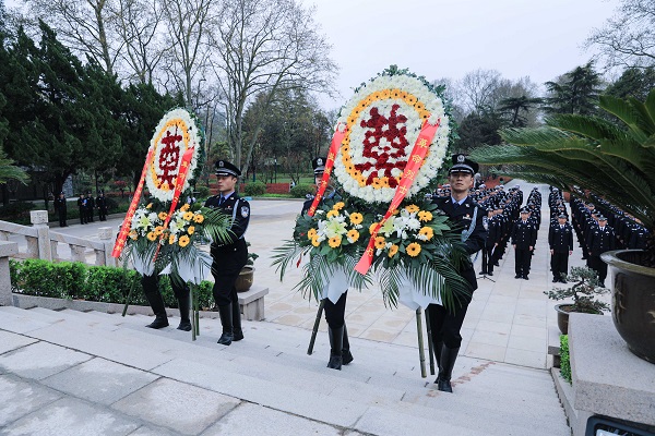 市公安局举行清明集中祭奠英烈活动5.jpg