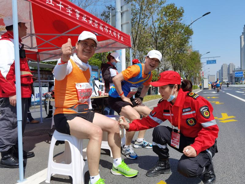 盐马参赛选手为红十字救护员竖起大拇指.jpg