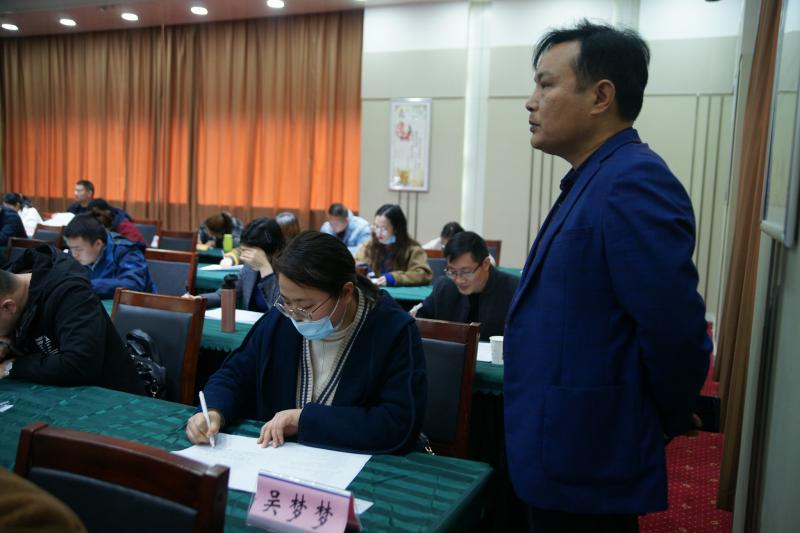 参赛选手吴梦梦带病坚持答题.JPG