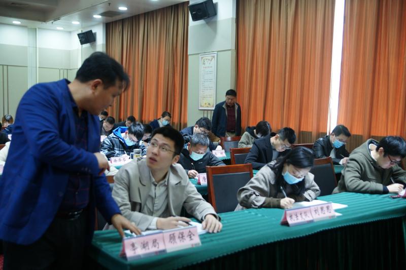 监考人员核对考试人员身份证信息.JPG