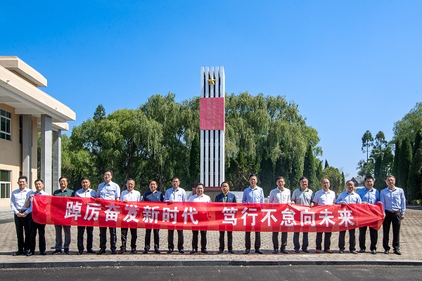 与会人员参观建湖县九龙口党风廉政文化教育基地和乔冠华故居并祭扫了华中鲁艺烈士陵园